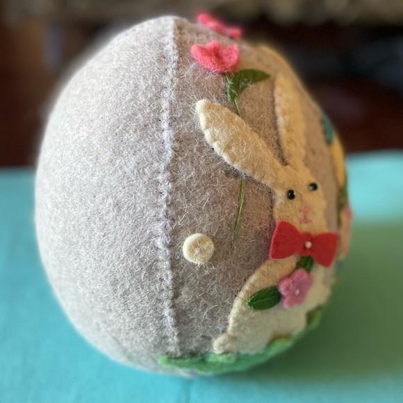 European Easter Egg - Grey Felt with Bunny and Tulip Detail. - Picture 3 of 5